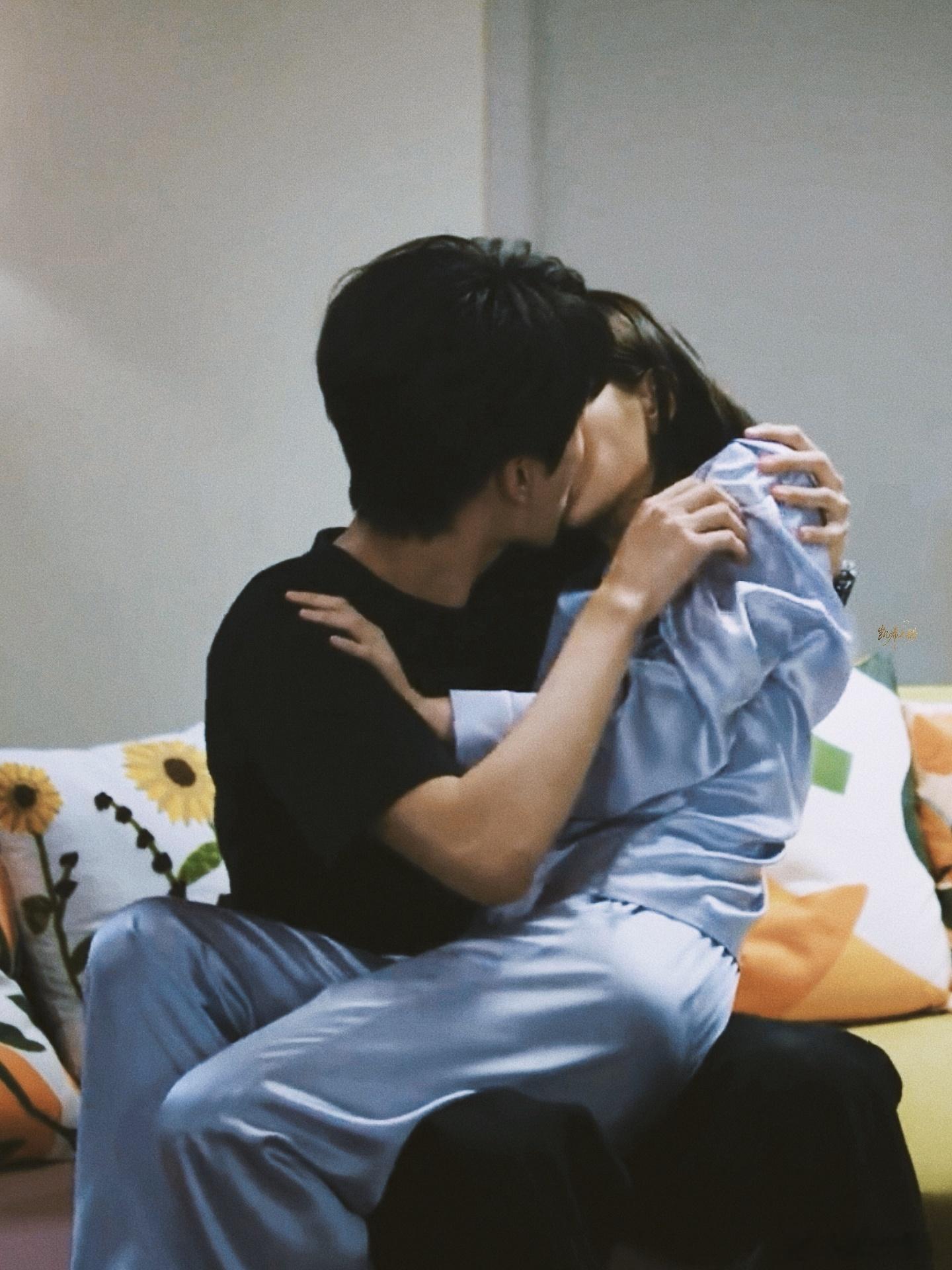 狙击蝴蝶弹幕《狙击蝴蝶》弹幕活人含量真的绝了大家一起唠剧情太爽岑矜捡李雾回家弹幕