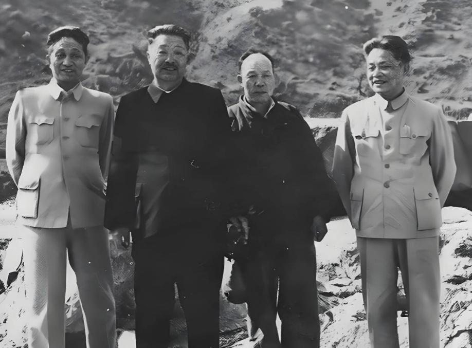 1949年，黄新廷被任命为第三军副军长，竟当着彭德怀、贺龙的面拒绝："我不当副职