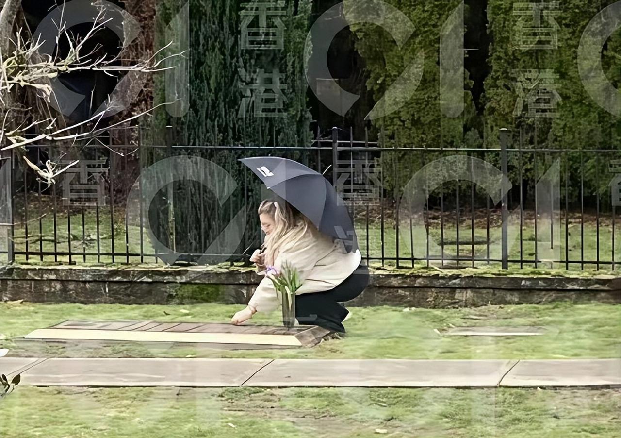 沈殿霞和郑少秋的女儿郑欣宜，今年39岁，近日被港媒发现孤身温哥华扫墓，哭到不愿起