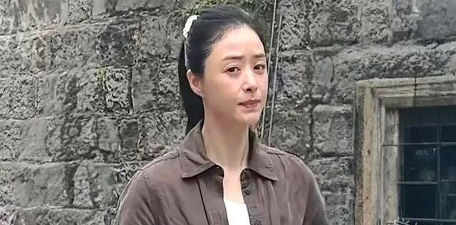 42岁，女演员，主动胖了十斤。
就为演好《小满生活》里一个叫田甜的角色。
导演汪