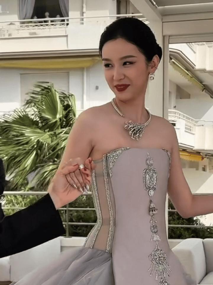 周也最大的问题是不舒展小孩子气 