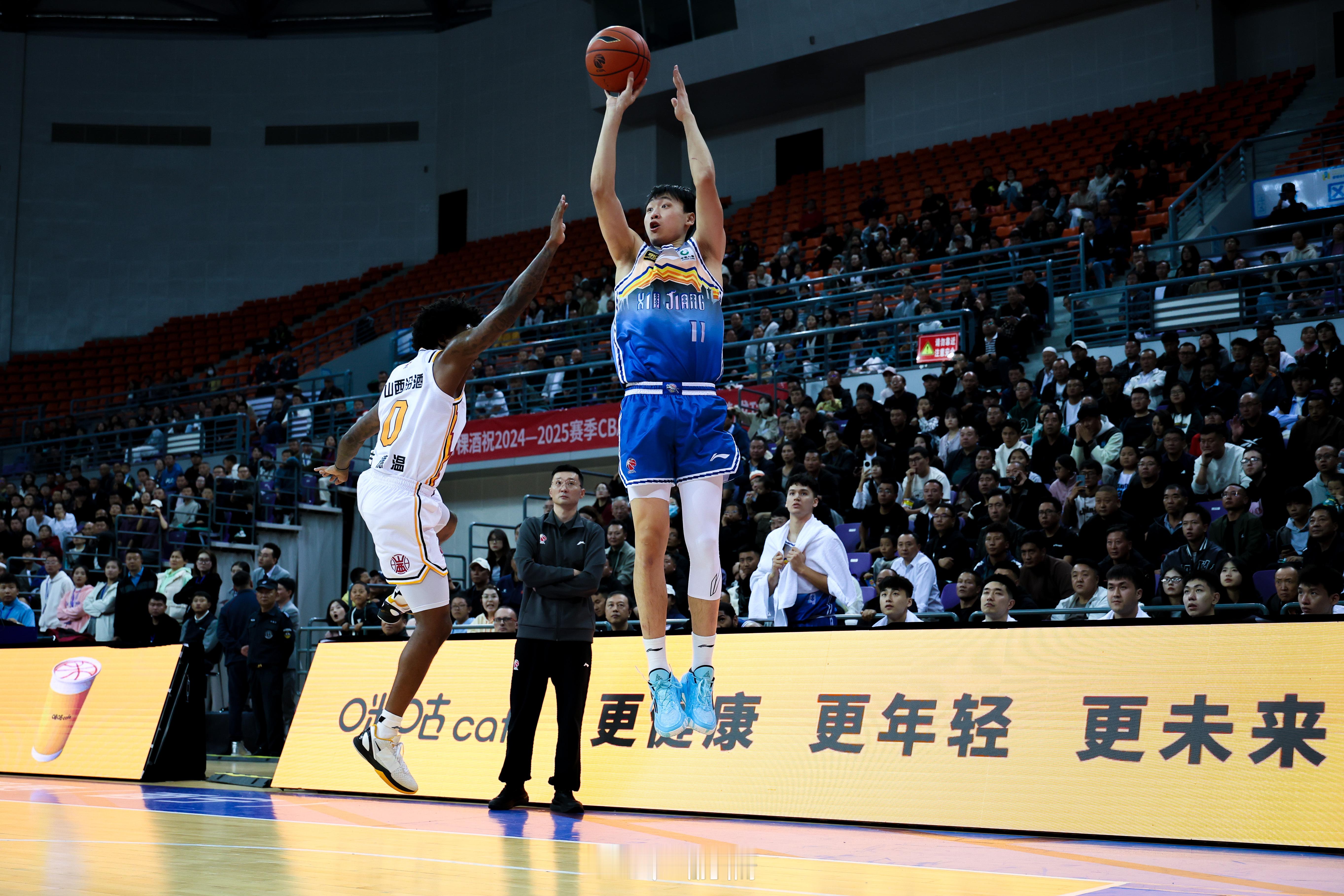 📸锋线组合 阿不都沙拉木+齐麟#有篮无界心潮无限##cba季前赛##小卢篮球世