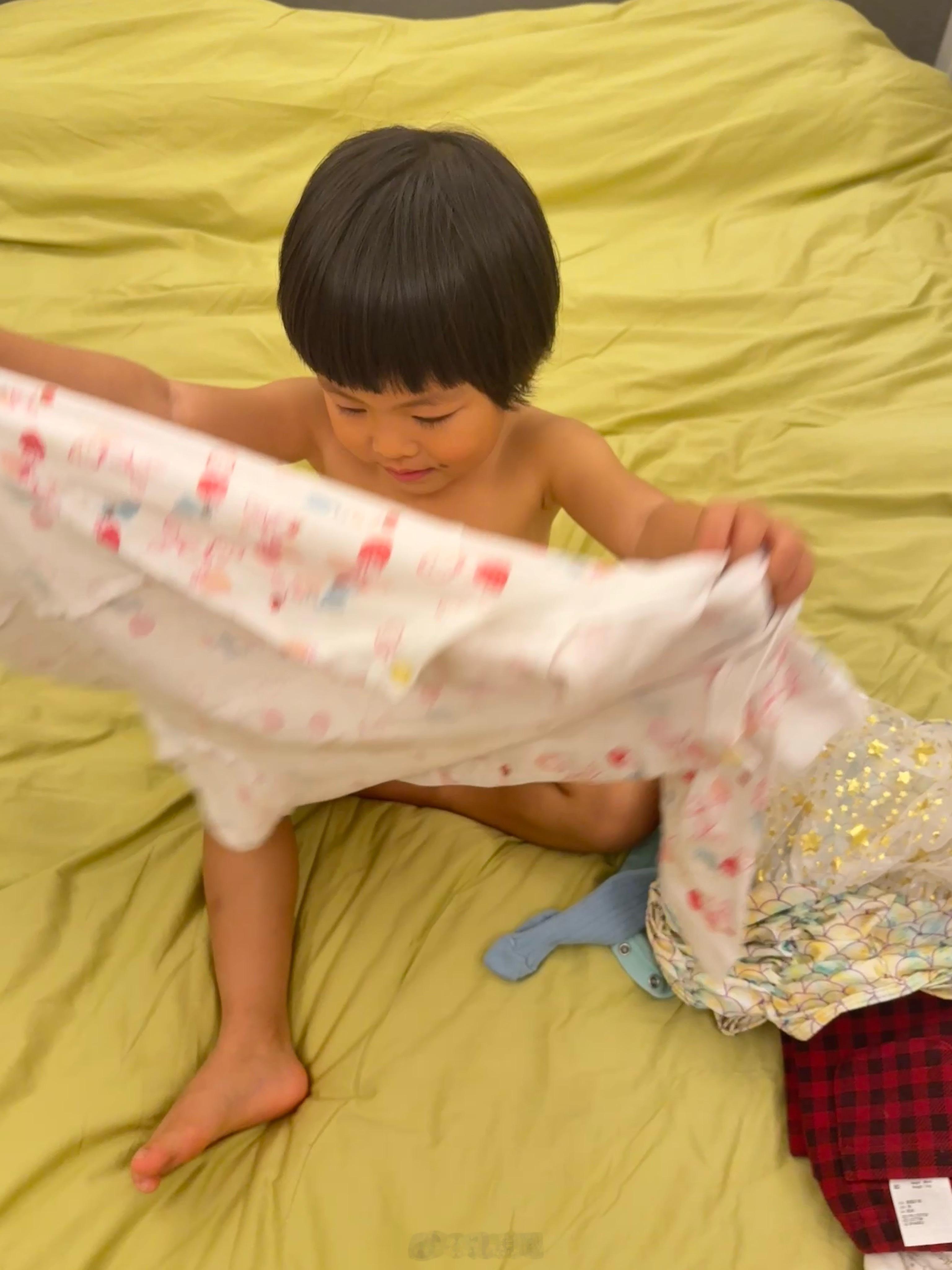 在整理球宝不能穿的衣服准备送朋友结果我拿一件球宝抢一件，说还能穿，这个能穿，那个