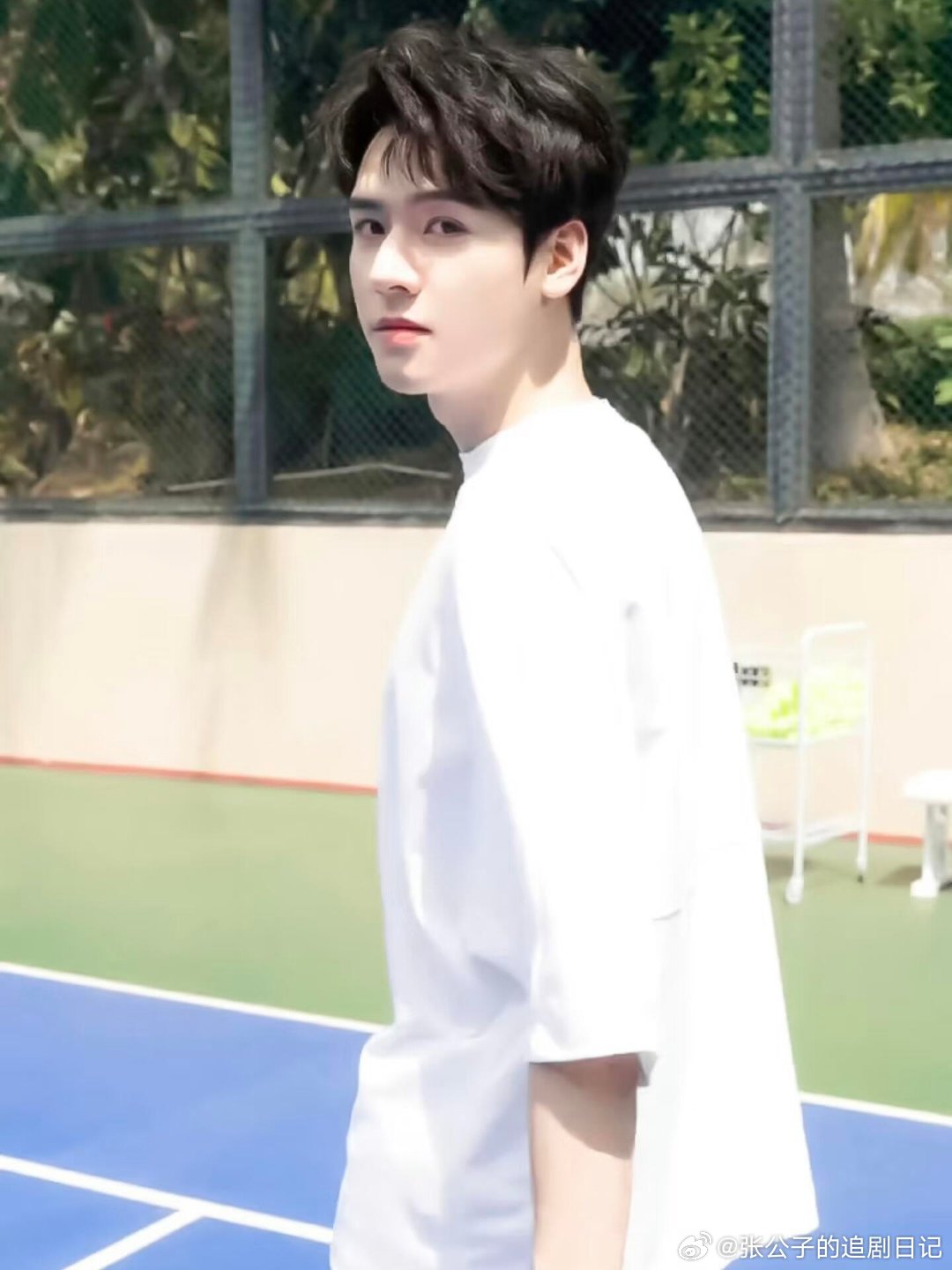 龚俊可古可今的一张脸龚俊现代装笑出梨涡甜到齁，古装挑眉又自带英气，从现代剧跳到古