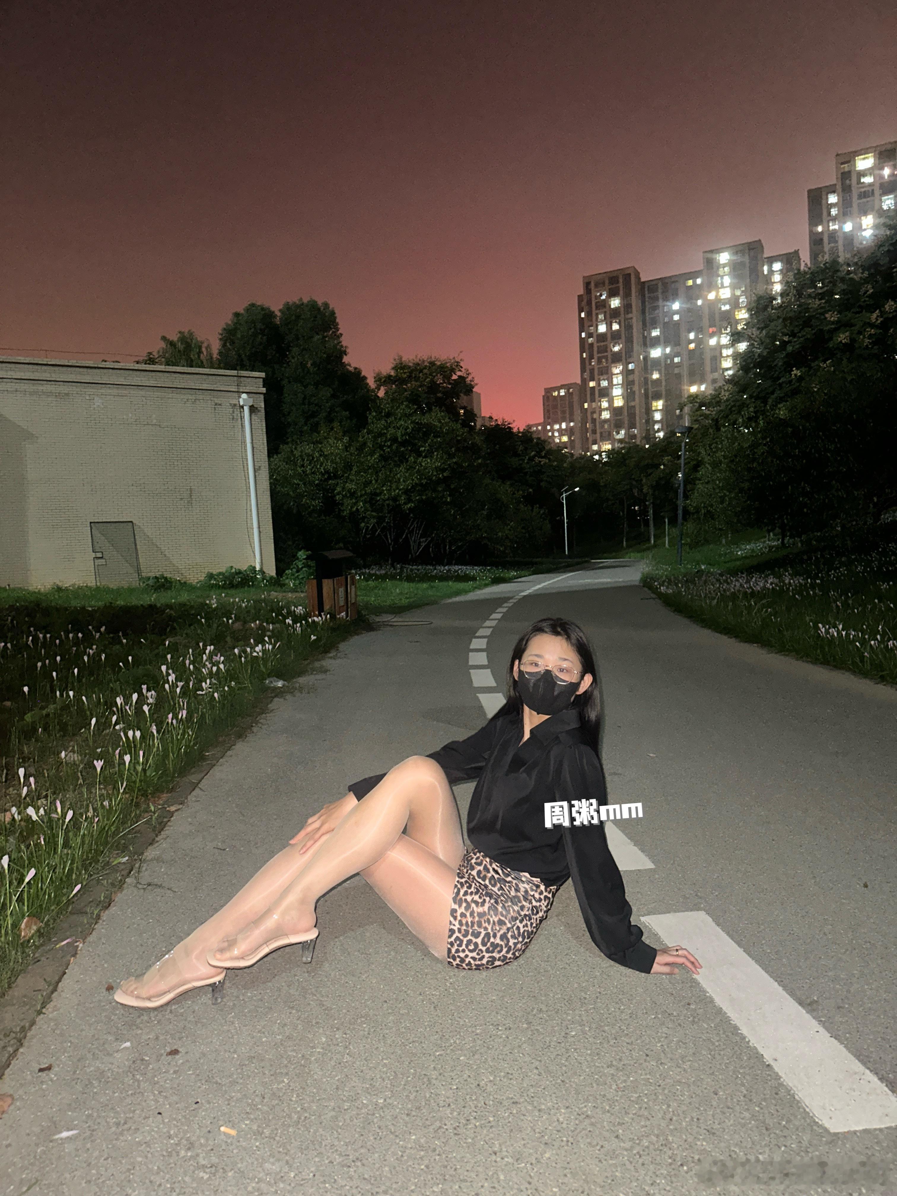 宽松的黑衬衫 ​​​