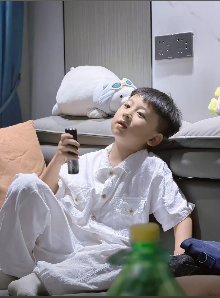 早上刚一出门
邻居家9岁小男孩碰到我，好奇地问道：“你家弟弟报暑假补习班吗？”