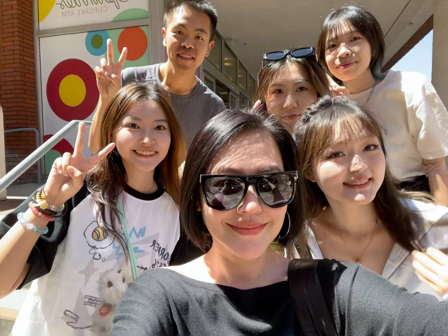 #小S与南加州大学生合影# 状态真的不错 #小S与网友合影# ​​​