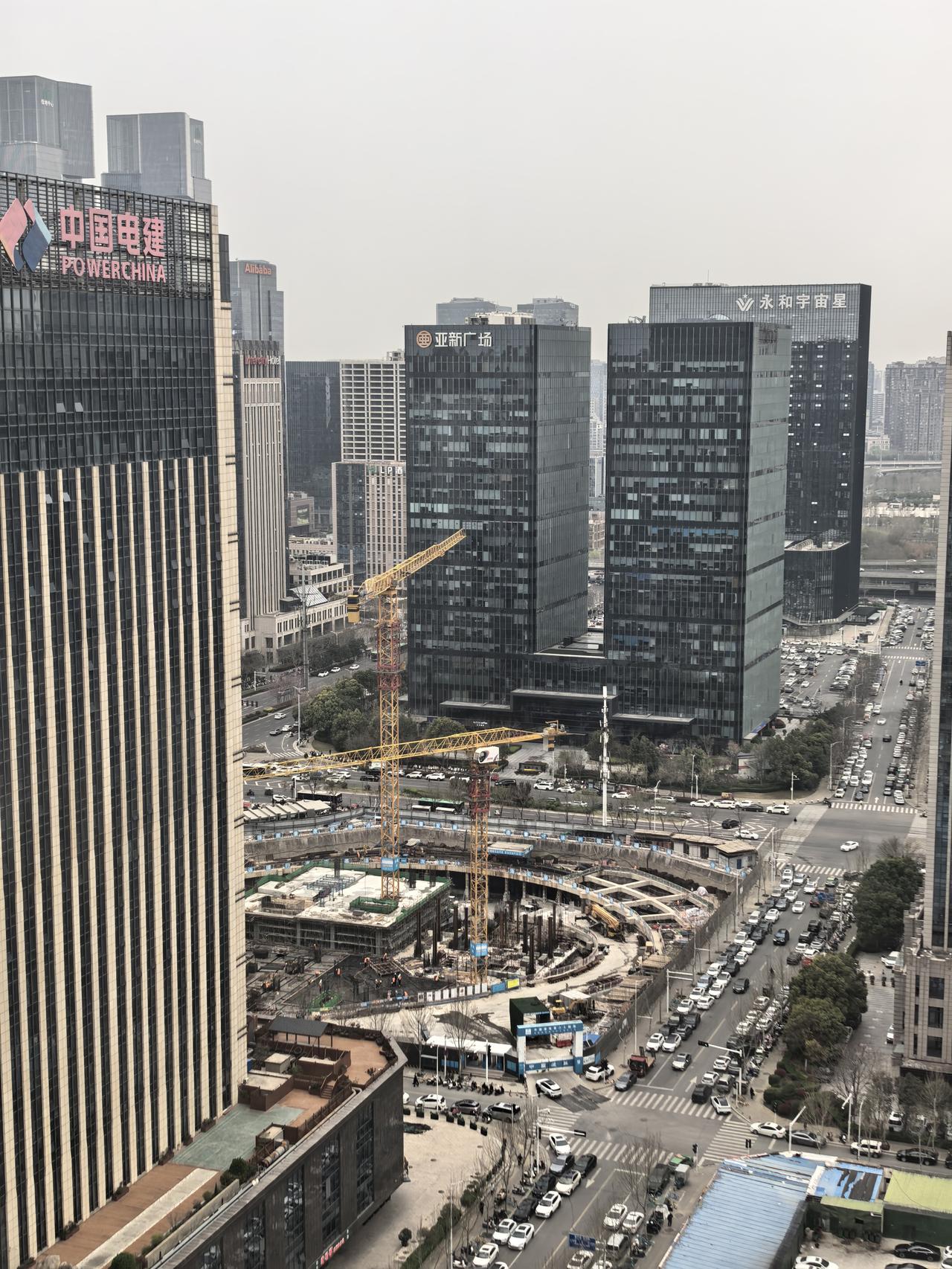 写字楼继续建起来，要不然浪费优质地块资源了，高铁东站、地铁口、胖DL加持，希望建