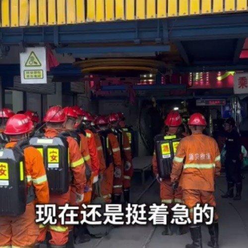救援队员戴着呼吸器搜救英雄 西安·华严寺