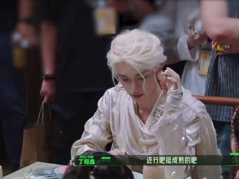 金靖夸丁程鑫有哥哥范儿丁程鑫说入行太早了 丁程鑫那句入行太早了，算是给自己的成熟