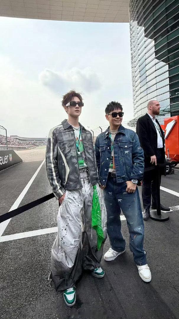 林志颖李昀锐f1合照 看到林志颖站在F1赛场，才想起来他不只是歌手演员，还是专业
