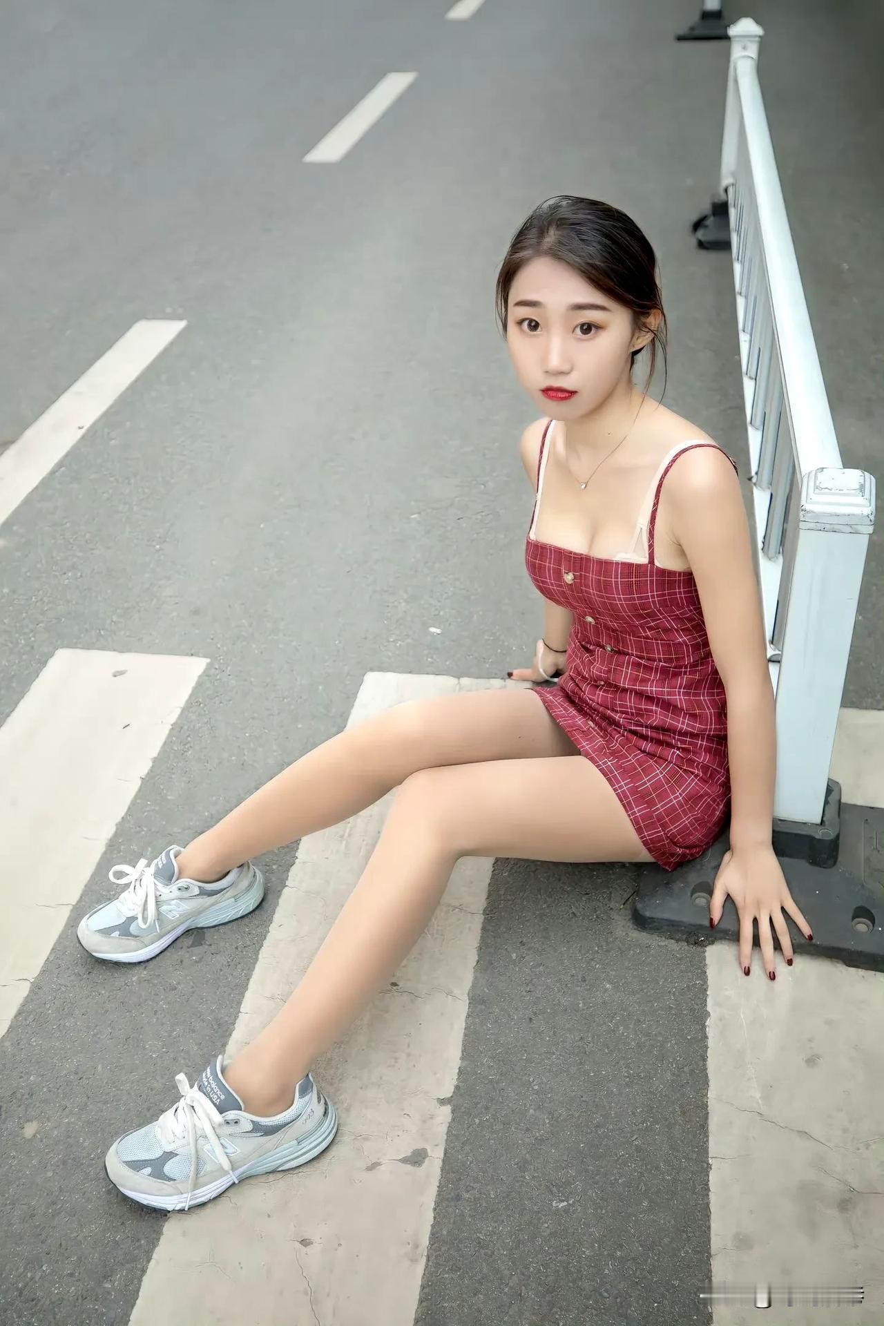 模特小姐姐街拍照，短裙搭配运动鞋。时尚与运动风相结合。有一种独特的美。街拍美少女