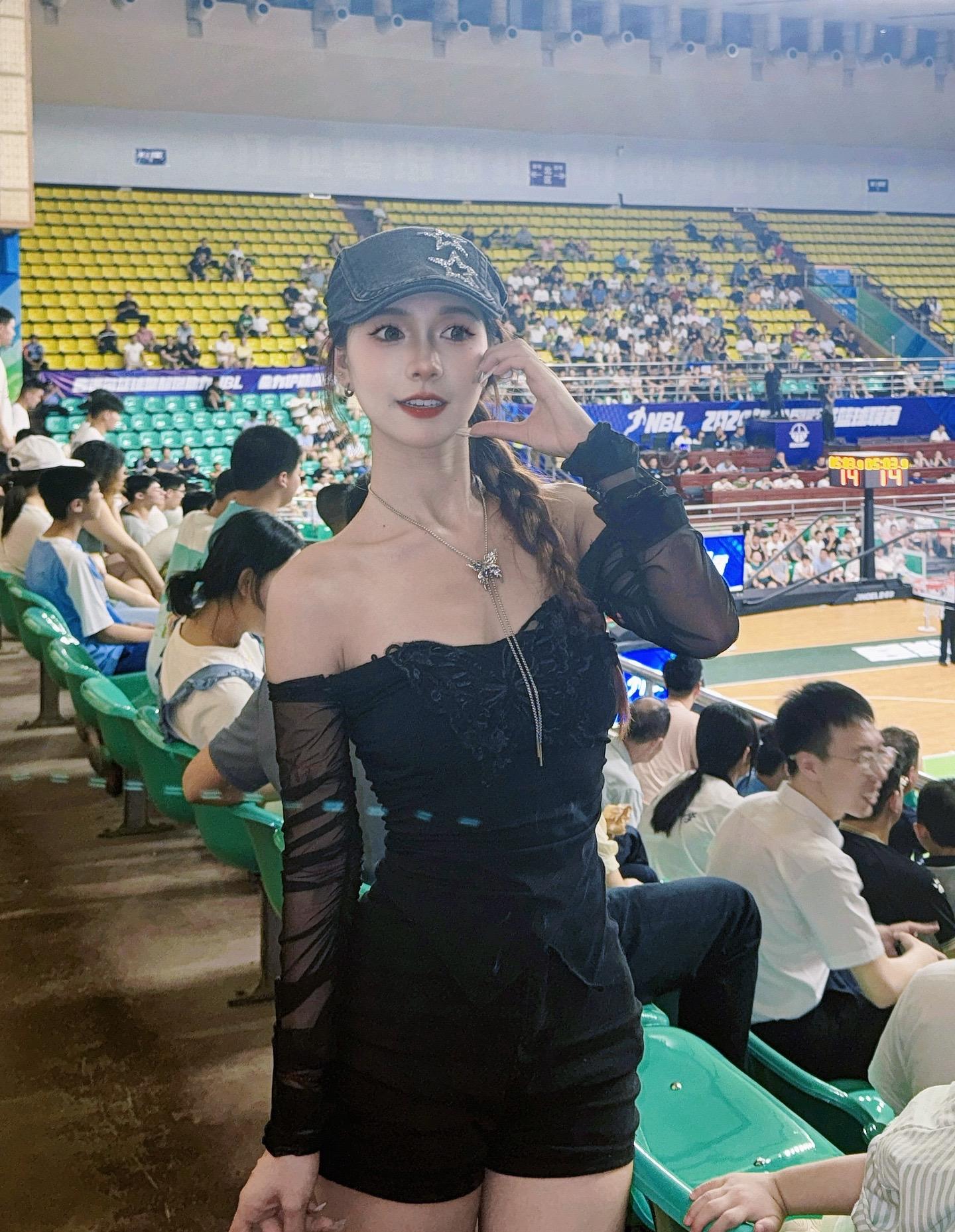 昨日关键词：看一群帅哥抢一个球 🏀。