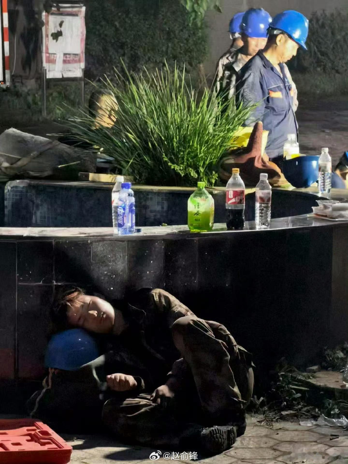 一起扛一定赢抚顺加油 7月6日清晨，抚顺全域供电逐步恢复。连日暴雨侵袭，电力工作