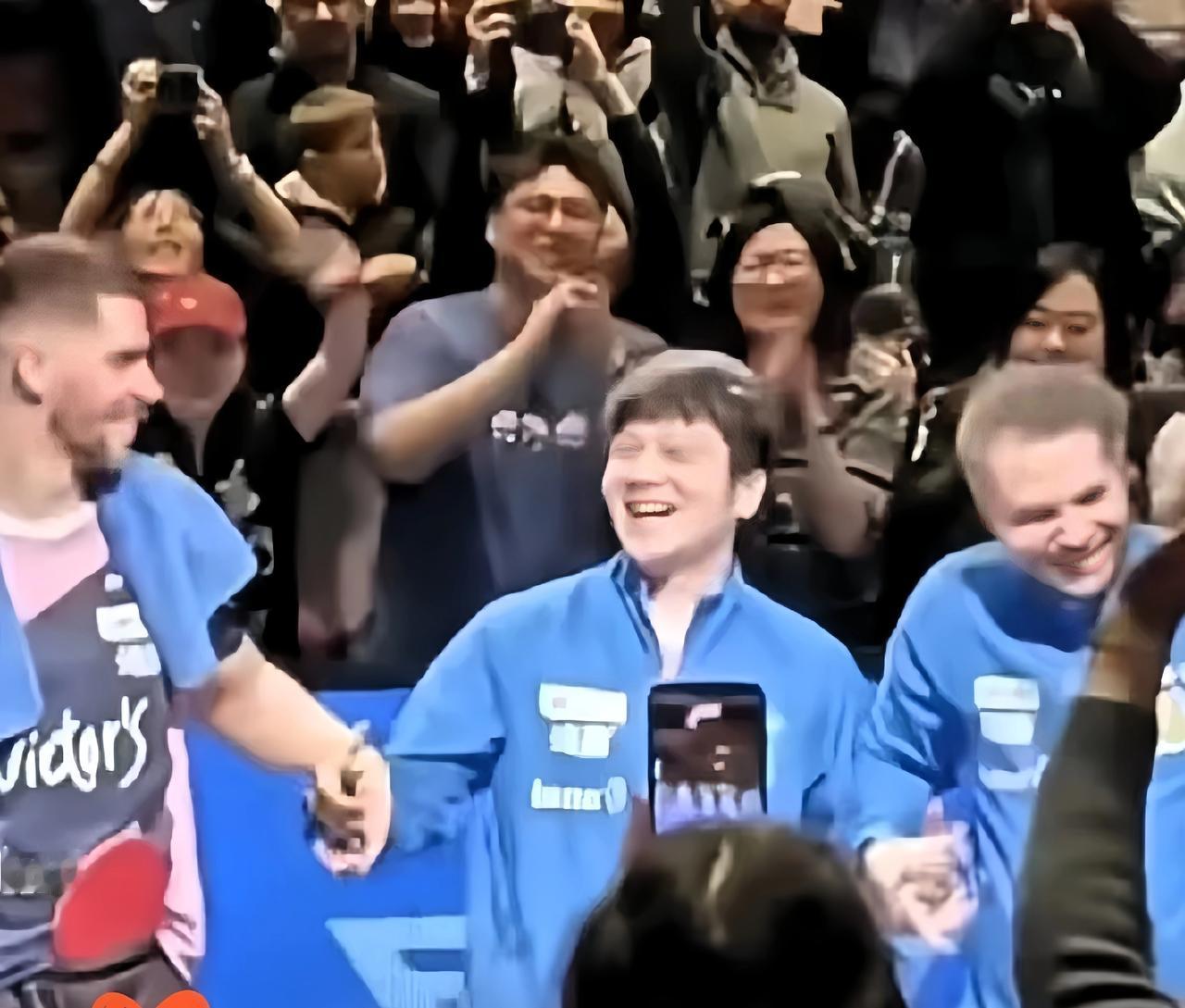 我看那个德国比赛的视频，真的看了好几遍。

不是为了看球，是为了看樊振东那个笑。