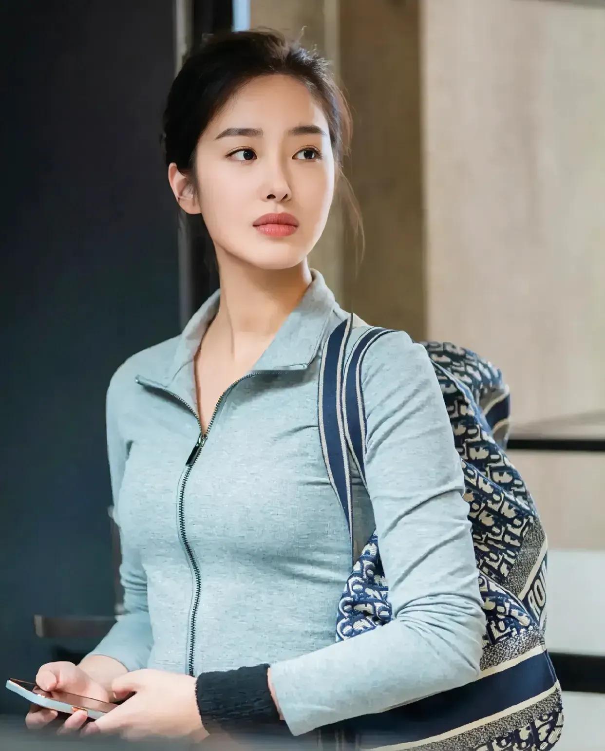 在《欢乐颂》中认识的这位女孩，超级喜欢她，
演技不错，可是有很多人吐槽她，你们认