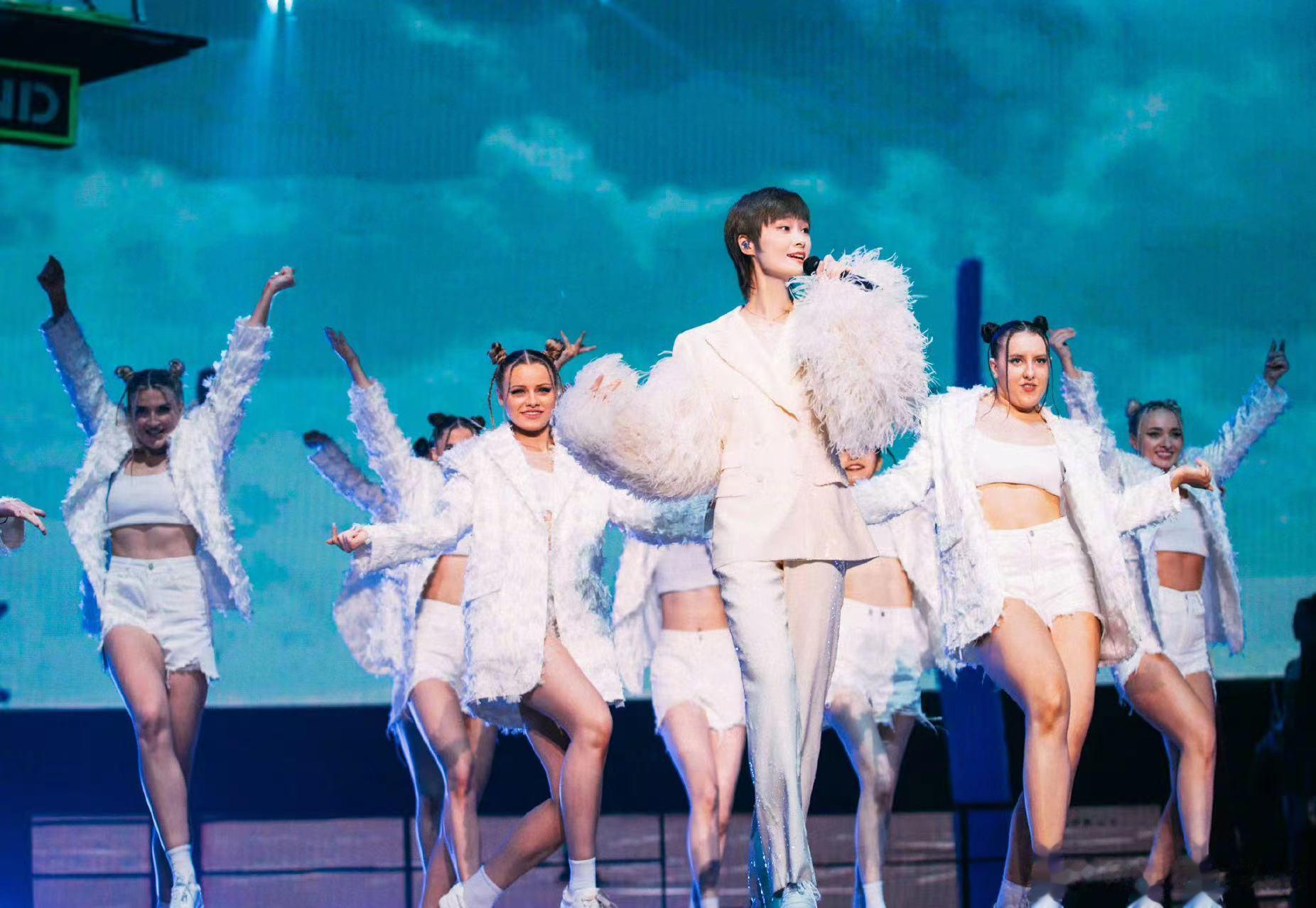 #李宇春刘雨昕同日成都开唱# 这些消息来的太快，我有点招架不住，没有想到突然有一