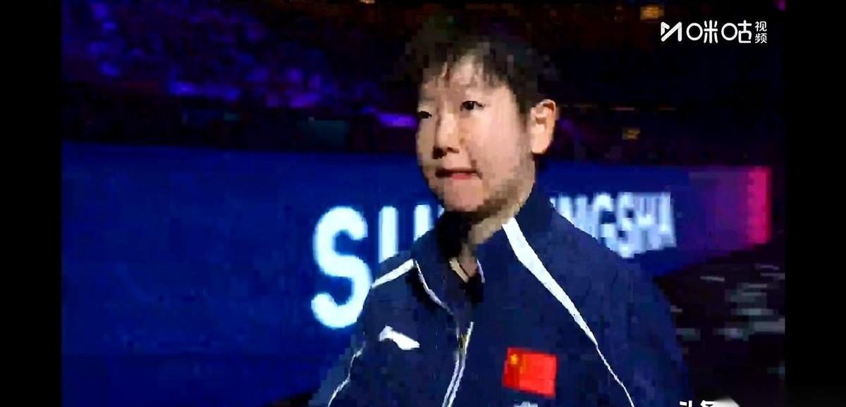 澳门世界杯决赛，孙颖莎和王曼昱都站在了球台前。这俩人，世界第一对世界第二，呼吸都