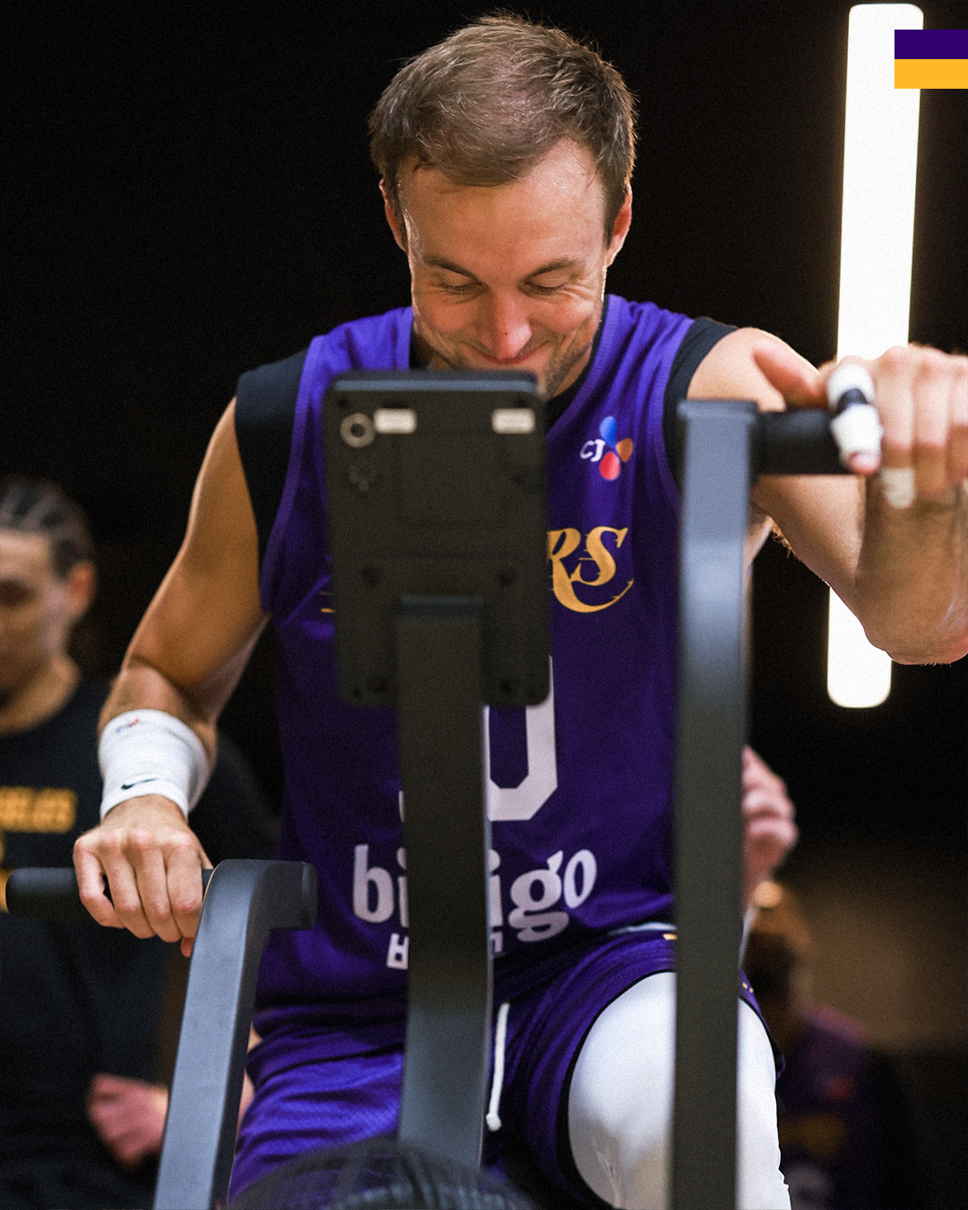 詹姆斯骑车感觉比这帮小年轻还有劲。詹姆斯看附加赛断网了