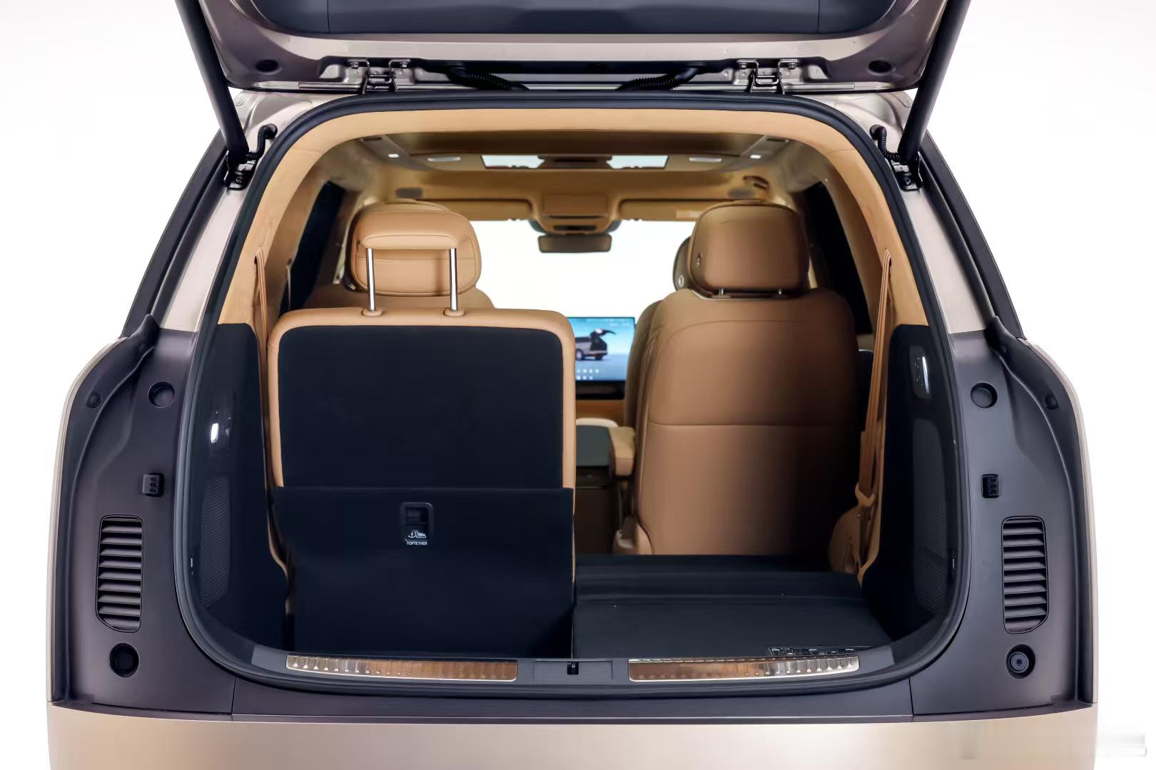 小鹏GX把家用SUV后备箱空间玩得格外通透。满座6人出行，依旧能从容放下6只24