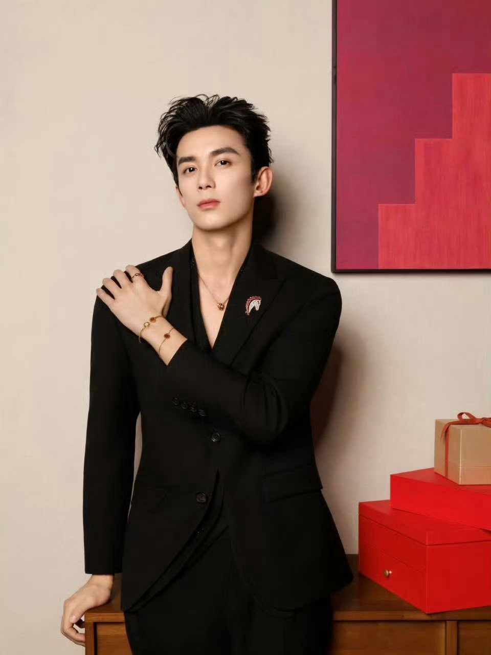 吴磊宝格丽新春物料大片，贵气十足🤴 