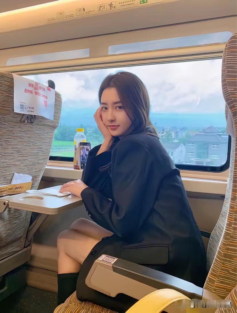 这颜值在普通人里，算得上天花板了吧？