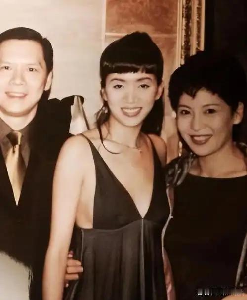 梅艳芳打电话给我，说她被打，还不放她走。
她哭着跟我讲，我半夜三更驾车冲到现场去