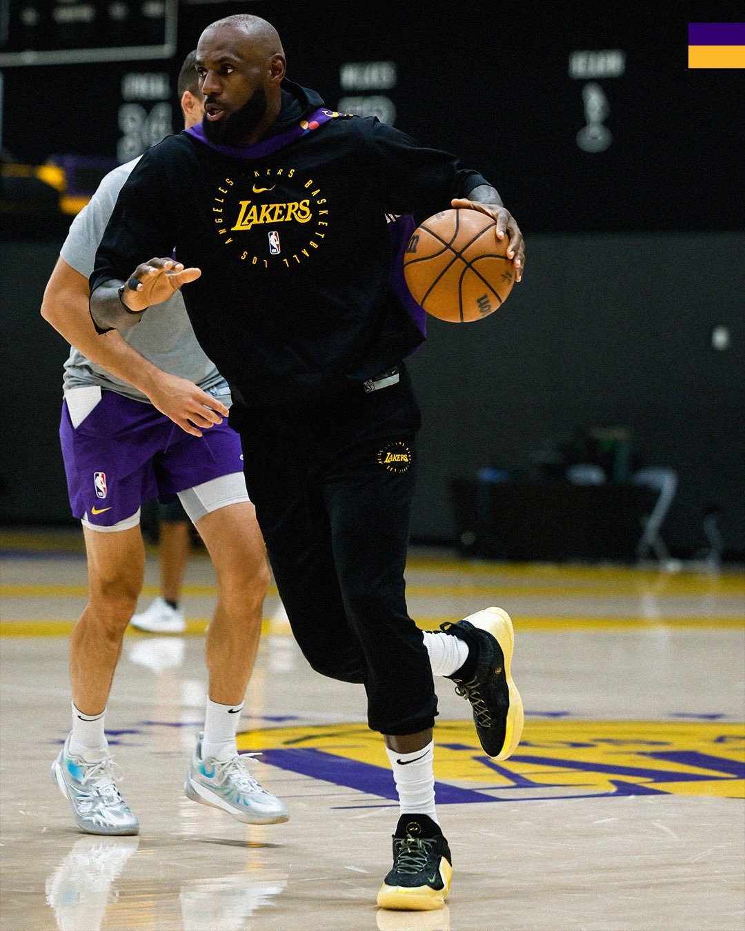 湖人官方今日晒图，去到火箭主场前的最后一练，配文：“打磨细节！”nba季后赛湖人