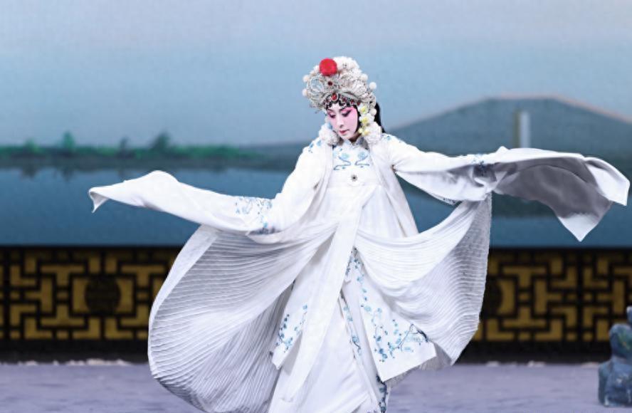 京剧名家史依弘在国庆期间重返上海京剧院舞台，主演经典剧目《白蛇传》，这是她时隔四