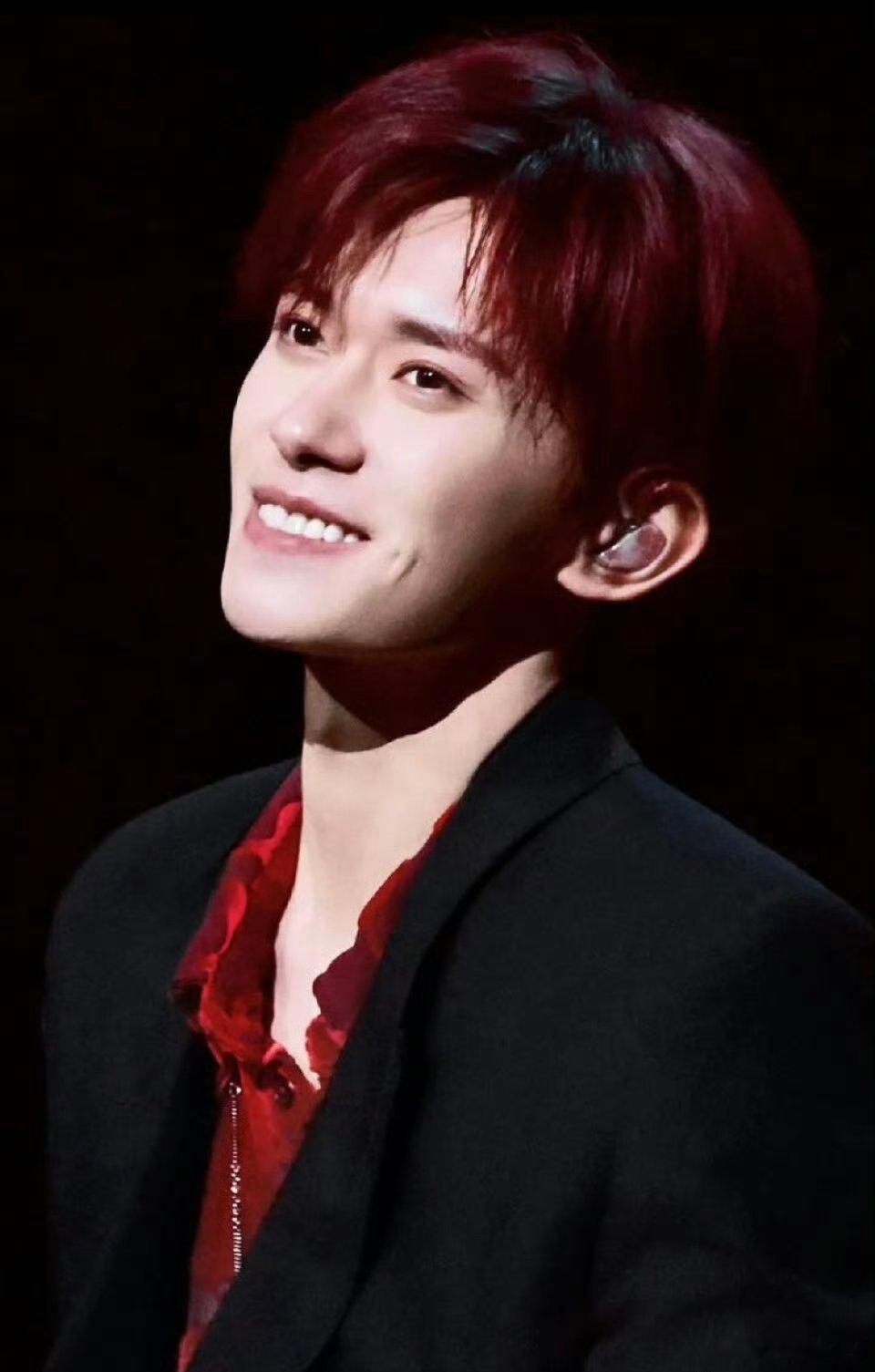 易烊千玺身后的顶流机位赢麻了！半步距离、精准跟拍，自带柔光buff，堪称春晚最幸