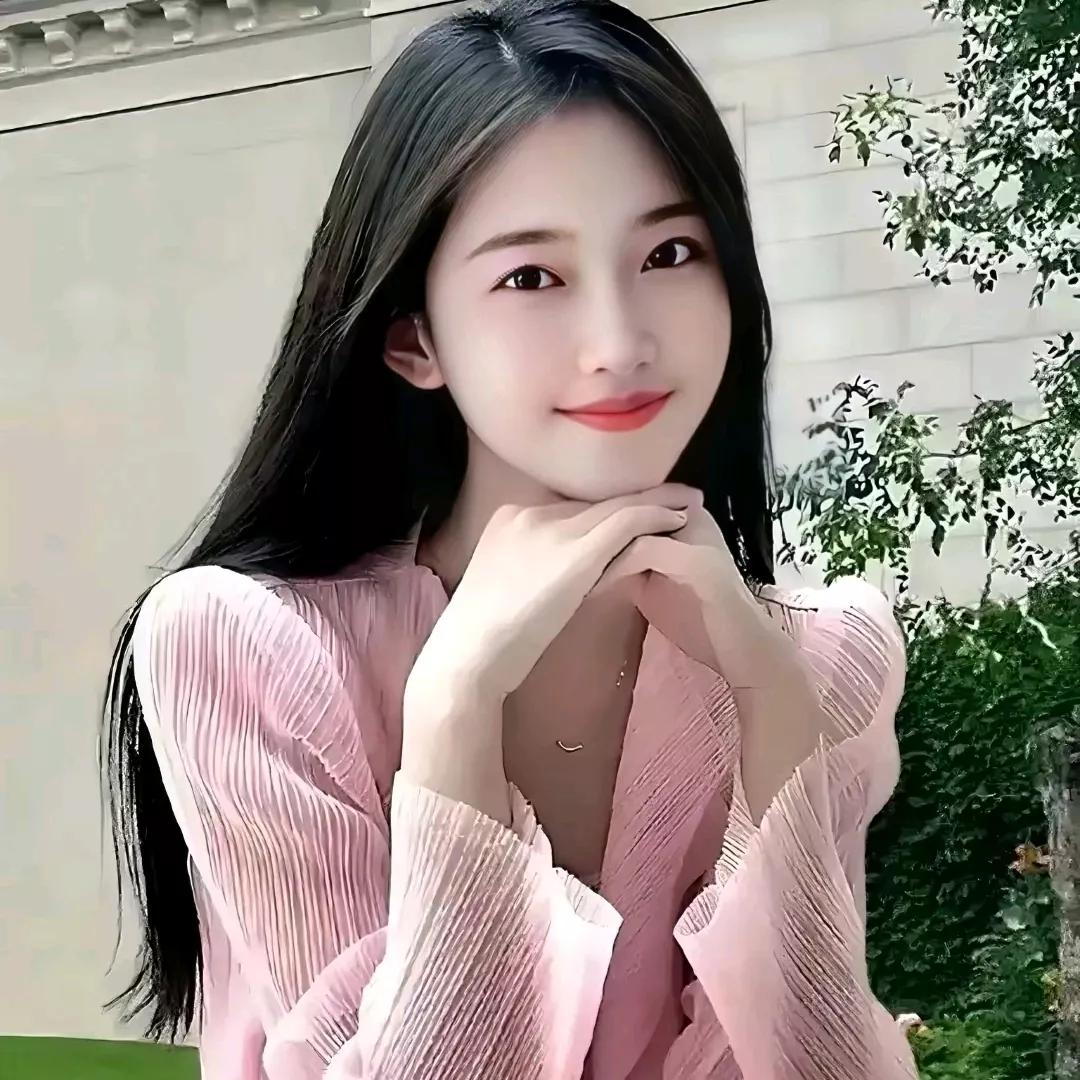 粉衣佳人倚树，春风吹动心弦。粉裳倚秋韵 绿裙花影 粉纱花衣美人 紫裙花影 林间粉