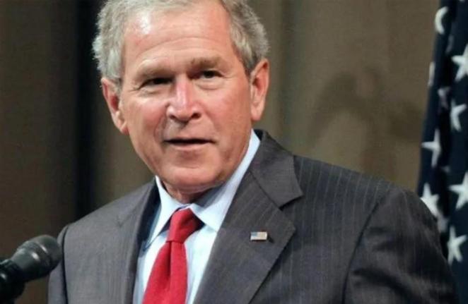 小布什在任时，解决了萨达姆，但来不及解决塔利班。奥巴马在任时，解决了卡扎菲，但仍