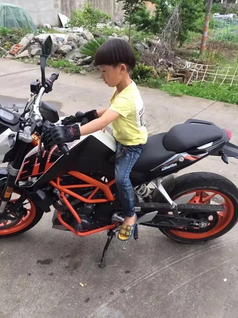 这个妈妈给全网的父母上了一课！妈妈带着孩子路过一家门口放着摩托车的店，孩子非常喜