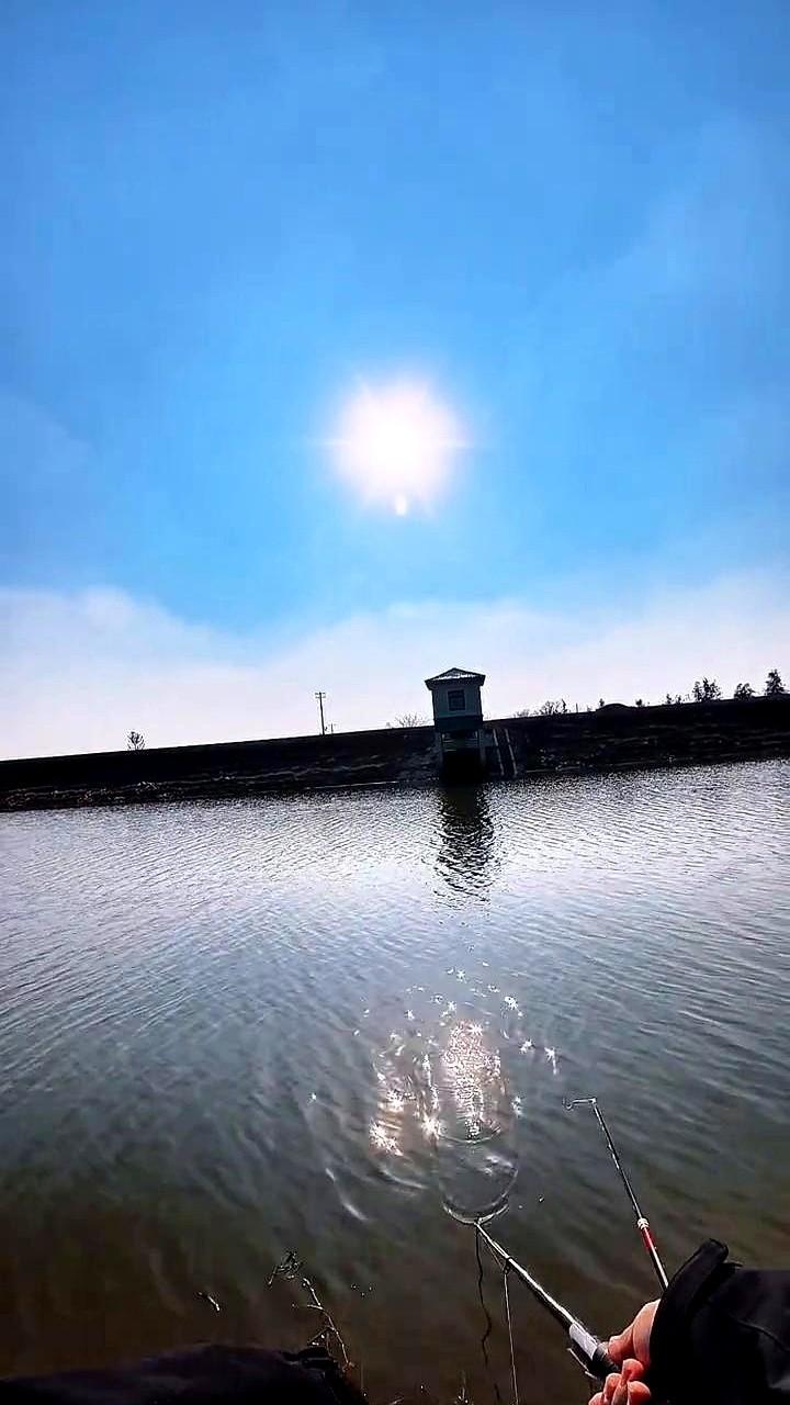 滑漂越扔越远，为啥反而一口没有？

好多人把滑漂当成了远投比赛，这是最大的误区。