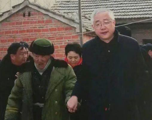 1963年的合肥冬夜，省委书记李葆华的家门被敲开。

来的是表兄王某，揣着两条“