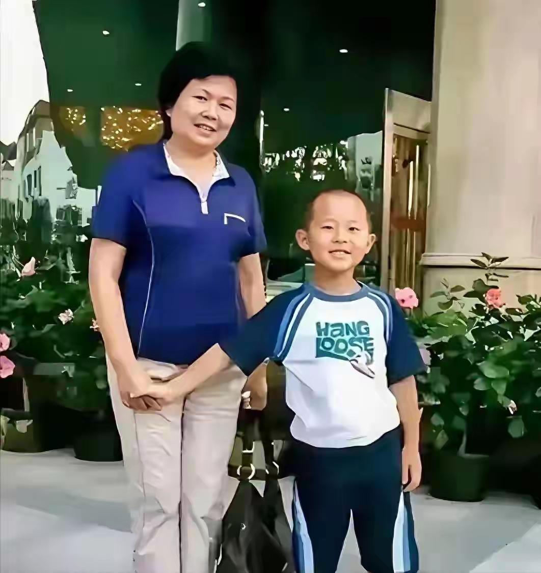 这位“老太太”没有不认识的吧！她，47年出生，74年进央视，09年退休，曾经的《