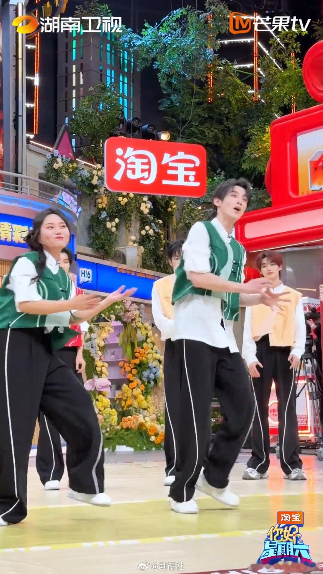 雪琴小明这波双人舞太会了！轻松氛围感拉满，年下互动甜而不腻超戳人😜李雪琴赖伟明