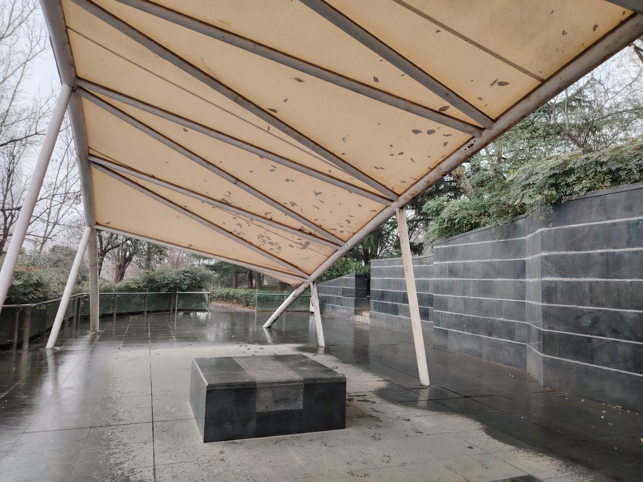 昔日，校长在教工食堂就餐，如今，在那食堂里难觅校长的身影。
昔日，校长骑着自行车