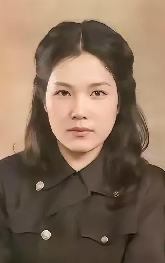 周希汉中将的夫人周璇，原名柴英，1919年生于山西万荣，晚年在北京安然辞世。她毕