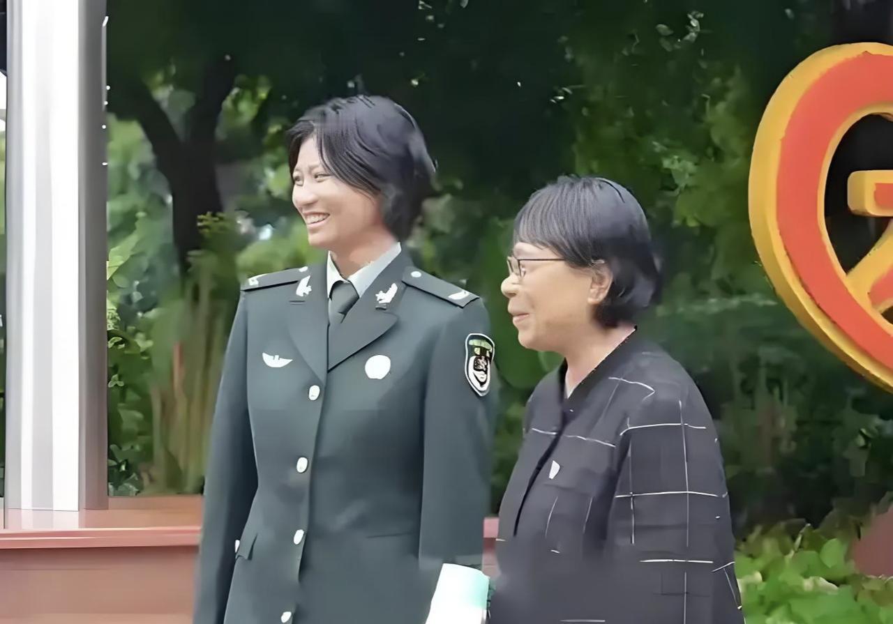 2021年，她成了家乡通达傈僳族乡近20年来第一个女兵。更绝的是，军校毕业时她放
