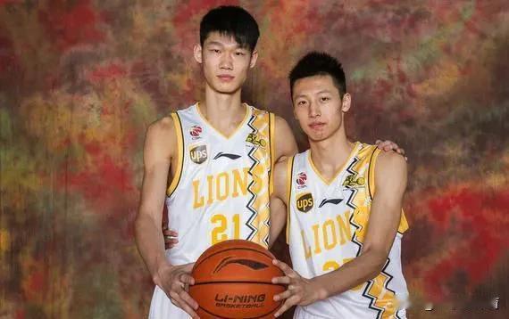 不知不觉胡金秋已经成为国内第一中锋了，在周琦和王哲林因伤状态大幅下滑，杨瀚森技术