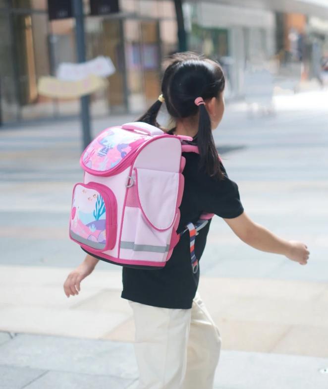 山西，一13岁小女孩，在大街上走着，突然被一个39岁男子当街拦住，男子不仅用手挽