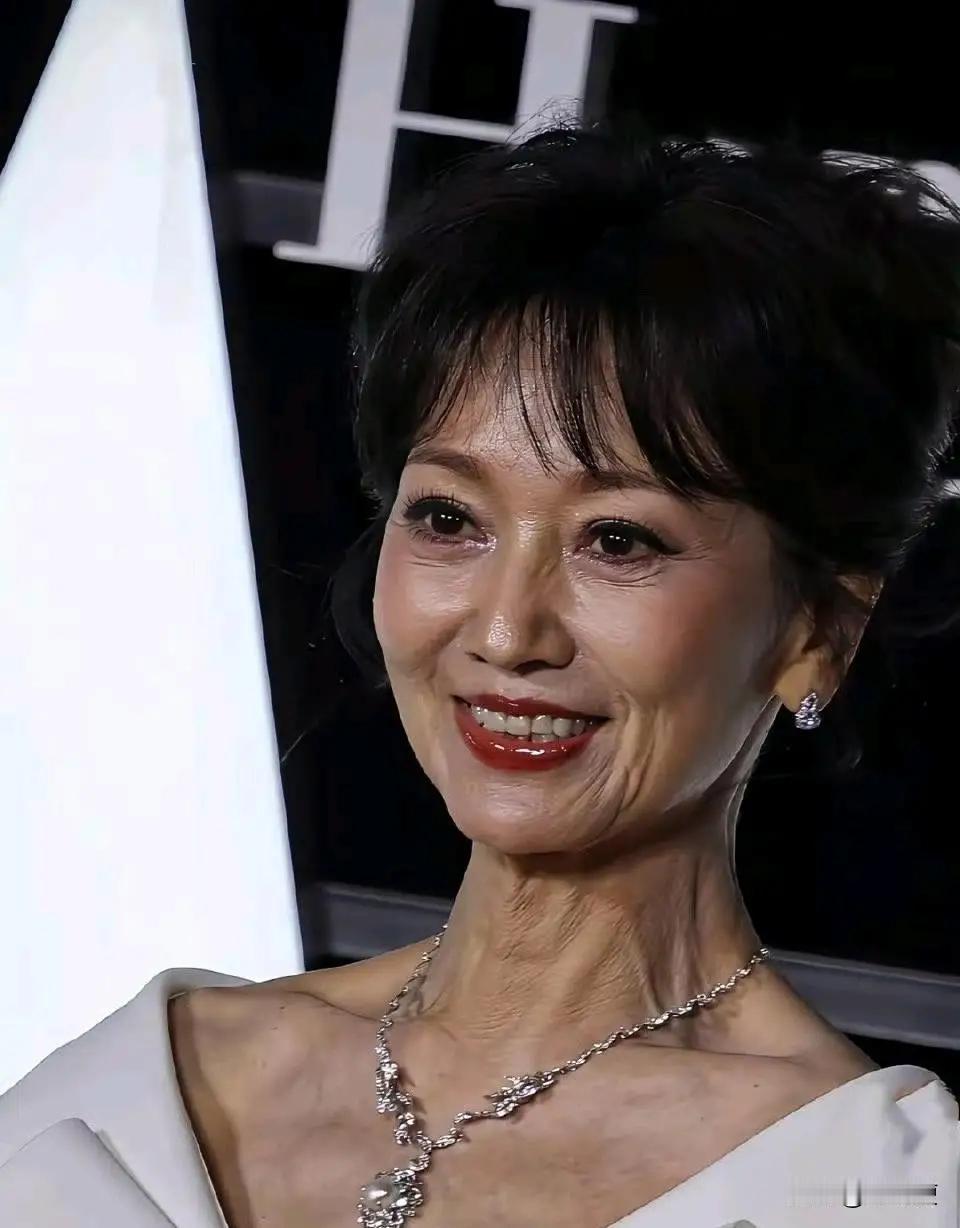 没有美颜，亦无滤镜，这便是赵雅芝真实的容颜。
即便如此，赵雅芝仍无愧于“不老女神