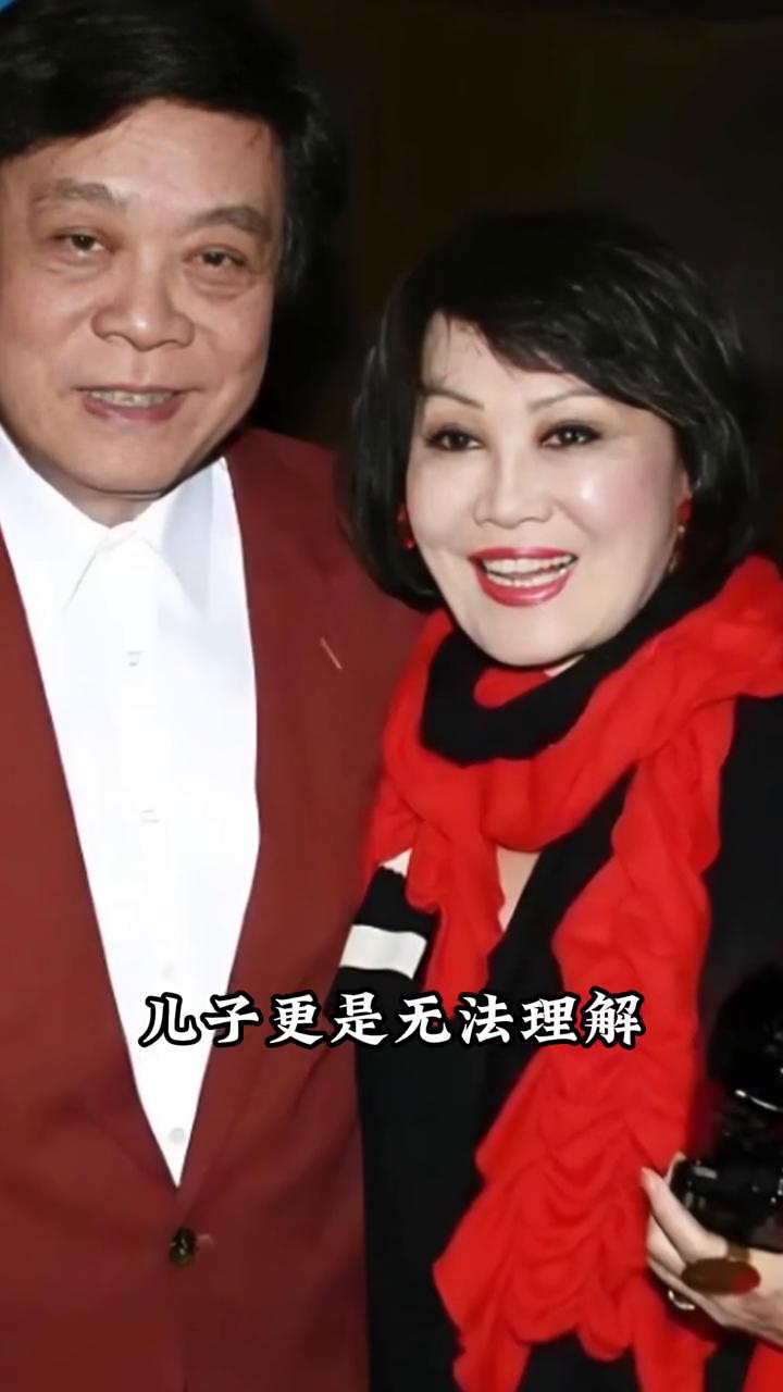 留给孙子赵忠祥。
看到赵忠祥孙子的正面照后才明白为何遗产全给孙子。赵忠祥的一生可