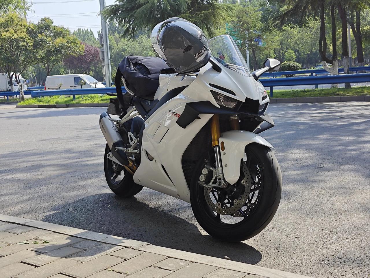 遛车，感受一下820RR[大笑]