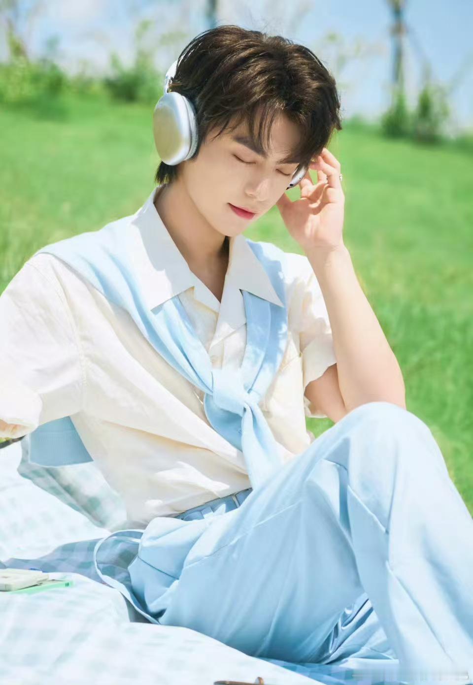 以为有白月光是很小众的事白月光从不止限定于人，街边烟火与寻常美味，皆是藏在岁月里