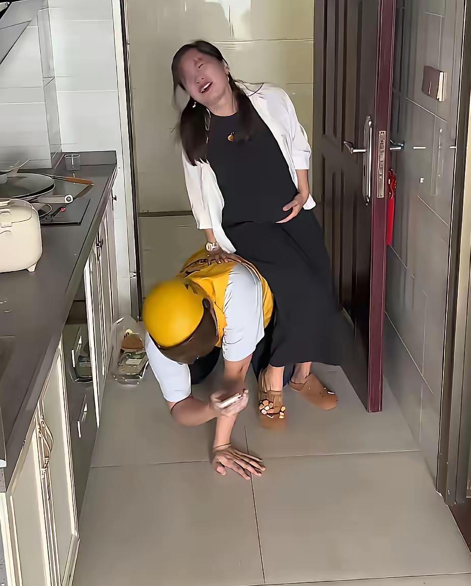 门开了，孕妇伸手接外卖，突然一声闷哼，身子往下蹲。​小哥扔了外卖，跪趴在地：​“