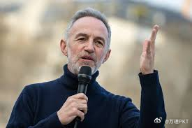 巴黎市长竞选考验人们对绿色转型的支持玛丽昂·苏莱特骑车前往巴黎市政厅，这条路曾经