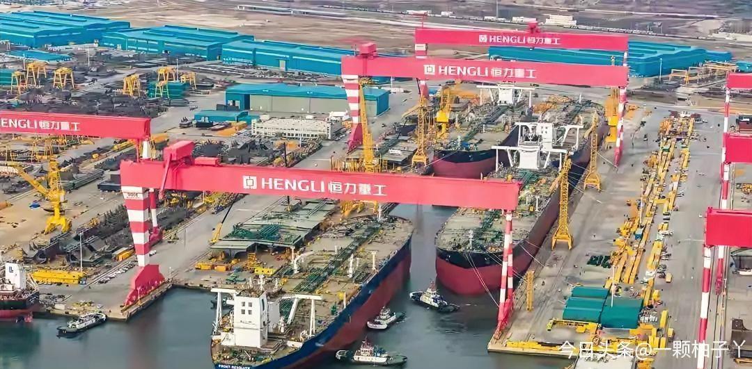 恒力重工在大连直接搞出个全球造船界大新闻！同一个船坞里，四艘30.6万吨的超大型