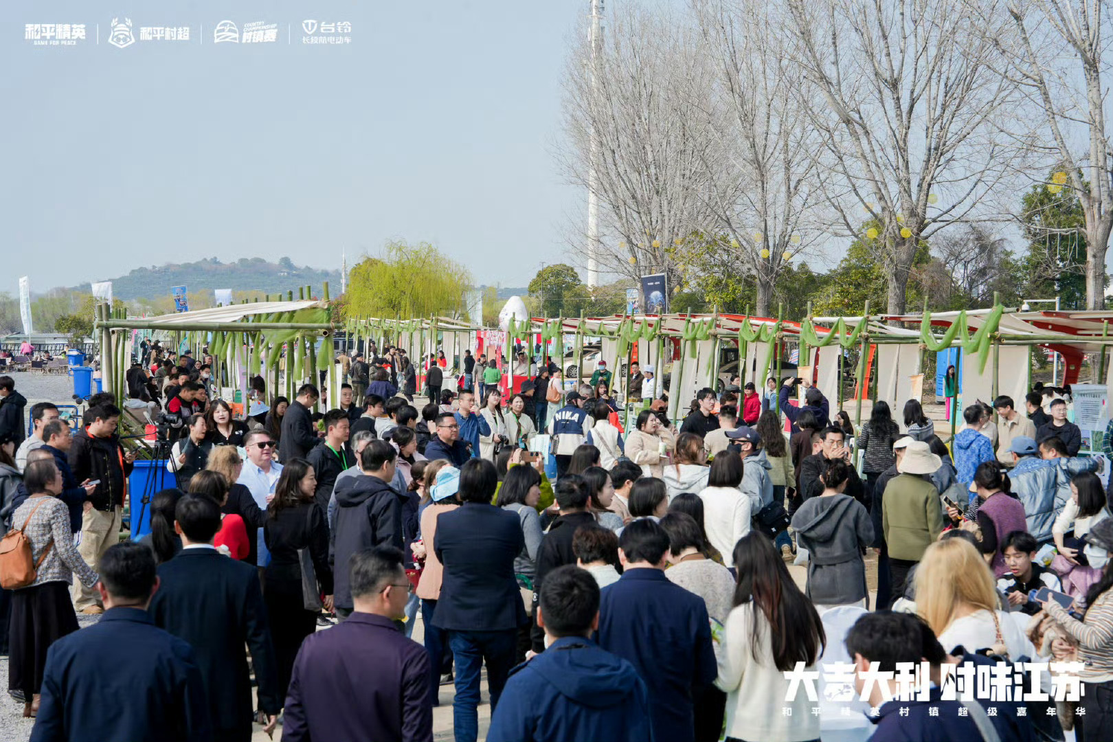 2026和平精英村镇赛游客跟着赛事动线逛古村，村民在电竞文创里找到乡愁。比赛成了